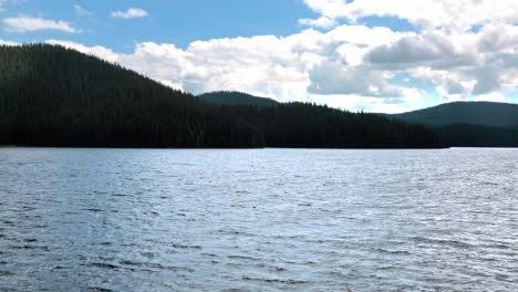 Vista-De-Un-Lago-En-Las-Montañas-En-Un-Día-Nublado