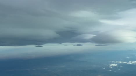 Wolkenlandschaft-POV,-Die-Durch-Einen-Himmel-Mit-Vielen-Linsenförmigen-Winterwolken-Fliegt,-Aufgenommen-Aus-Einer-Flugzeugkabine,-Aus-Der-Sicht-Des-Piloten