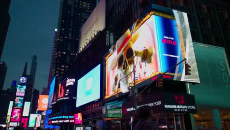 Colourful-garish-LED-display-lights-and-vibrant-advertising-of-Times-Square-Manhattan