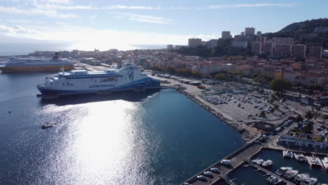 Panoramablick-Auf-Ajaccio,-Kreuzfahrtschiffe-Im-Hafen-Angedockt,-Korsika