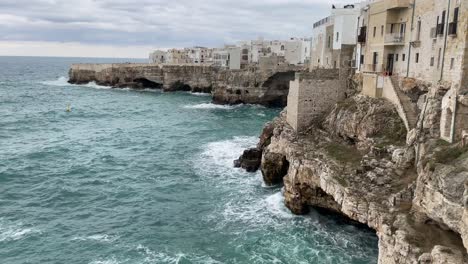 Waves-on-the-coast-in-Polignano-a-Mare,-Italy