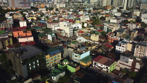 Disparo-De-Un-Dron-Sobre-Viviendas-Vibrantes,-Hora-Dorada-En-La-Ciudad-De-Makati,-Manila,-Filipinas