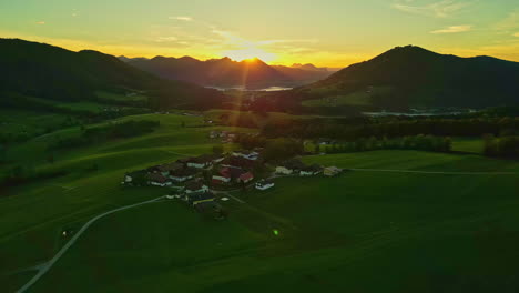 Goldener-Horizont-über-Downhill-Village-Bei-Sonnenuntergang