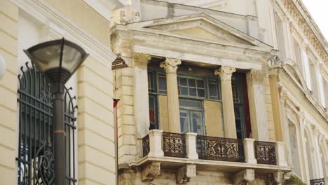 Hermosa-Fachada-De-Un-Edificio-De-Arquitectura-Veneciana-En-Creta,-Grecia