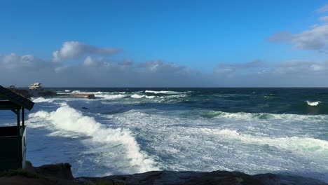 Meereswellen-Brechen-Und-Zerschmettern-über-La-Jolla-Kinderbecken-Während-Der-Springflut-Mit-Rauem-Wasser