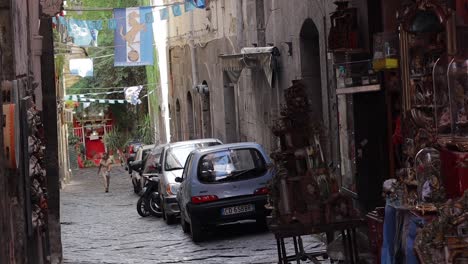 Cruce-De-Barrio-De-Nápoles,-Italia--Mujer-Caminando-En-La-Calle