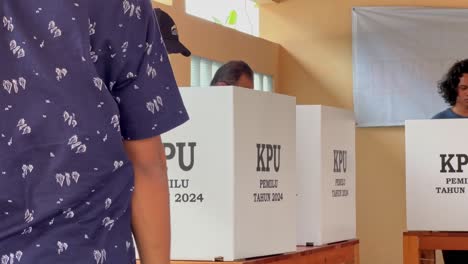 Pueblo-Indonesio-De-Pie-Dentro-De-La-Cabina-De-Votación-Para-La-Elección-Presidencial