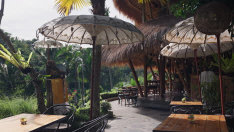 Ruhe-Erfüllt-Den-Leeren-Restaurantraum-Inmitten-Der-Tropischen-Umgebung