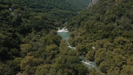 Imágenes-De-Drones-Que-Revelan-Un-Maravilloso-Río-Que-Fluye-Entre-Montañas-En-Medio-De-La-Jungla