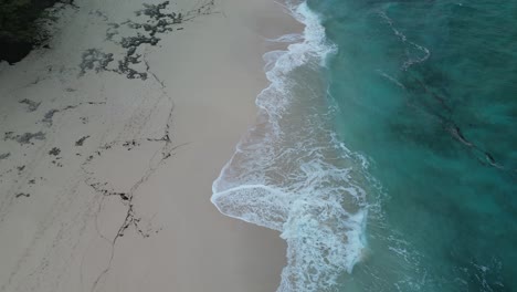 Luftaufnahme-Des-Sandstrandes-Auf-Den-Bahamas-Nach-Dem-Sturm