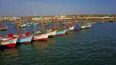 Barcos-De-Pesca-En-La-Playa-Del-Chaco,-Paracas,-Ica,-Perú.