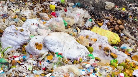 Haufen-Gemischter-Müll,-Mit-Plastiktüten,-Essensresten-Und-Verschiedenem-Müll