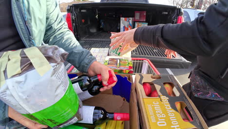 Lapso-De-Tiempo-De-Personas-Vaciando-Un-Carrito-De-Compras-Lleno-De-Comestibles-En-Un-Automóvil-En-EE.UU.