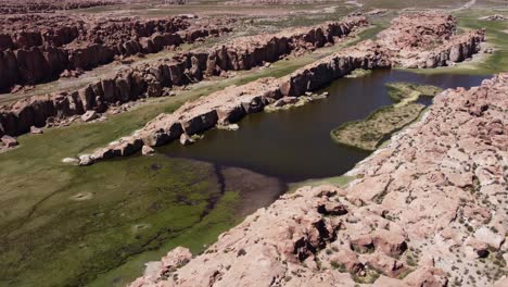Laguna-Negra-Es-Un-Oasis-Verde-En-El-Desierto-Rocoso-Del-Altiplano,-Bolivia