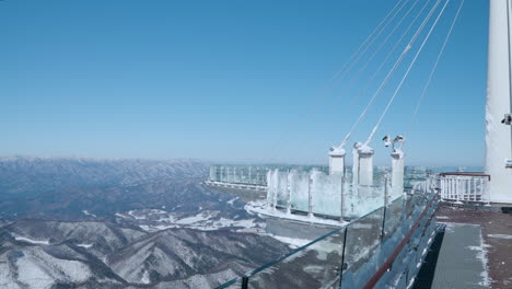 Blick-Von-Der-Schneebedeckten-Aussichtsplattform-Balwangsan-Ki-Skywalk-Auf-Dem-Baekdudaegan-Gebirge-Im-Landkreis-Pyeongchang,-Südkorea