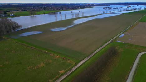 Drohne-Schwenkt-Von-Feld-Und-Wiese-Zur-Maas-Auenlandschaft-Hoch