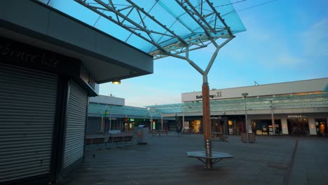 Plaza-Vacía-En-El-Centro-Comercial-Durante-La-Madrugada-En-Amsterdam-Noord