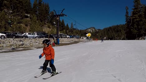 Niño-Esquiando-En-El-Lago-Tahoe