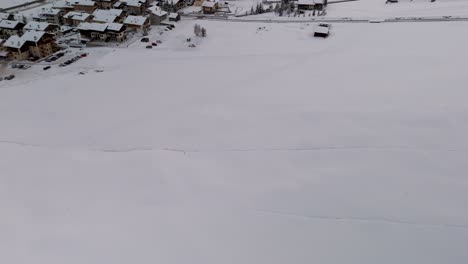 Impresionante-Vídeo-Con-Drones-De-Los-Alpes-De-Livigno:-Picos-Nevados,-Ciudad-Y-Pueblo-De-Montaña,-Ideal-Para-Anuncios-Turísticos-Y-De-Invierno-De-Alta-Calidad.