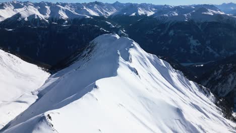 Maravillosas-Vistas-Sobre-Las-Montañas-Cubiertas-De-Nieve-En-Los-Alpes