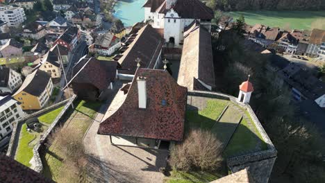 Aarburg-Aargau-Schweiz-Schloss-Luftaufnahme-Von-Oben-Zeigt-Geschäftiges-Dorf-Und-See