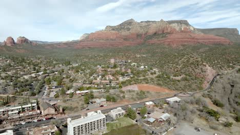 Innenstadt-Von-Sedona,-Arizona-Mit-Drohnenvideo-Totalaufnahme-In-Bewegung-Nach-Unten