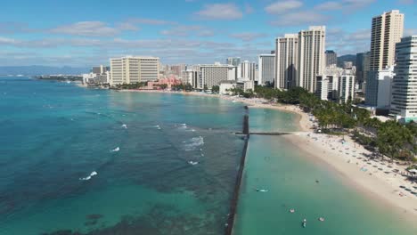 Luftaufnahme-Von-Menschen,-Die-Den-Strand-Von-Waikiki-Genießen