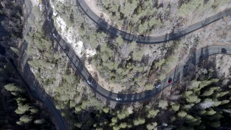 Serpentinenstraße-Mit-Autos-Auf-Dem-Highway-89-A-In-Sedona,-Arizona,-Mit-Einer-Drohne-über-Dem-Stall