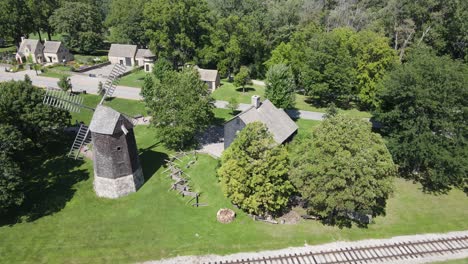 Antiguo-Molino-Y-Edificios-De-Piedra-Del-Histórico-Pueblo-Greenfield,-Dearborn,-Michigan,-EE.UU.