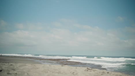 Wunderschöner-Malerischer-Strand-Mit-Meereswellen,-Die-Auf-Den-Sand-Rollen,-In-La-Union,-Philippinen