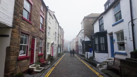 Gente-Caminando-Por-Las-Tranquilas-Calles-De-Staithes,-Un-Tranquilo-Pueblo-De-Pescadores-En-La-Costa-De-Yorkshire,-Inglaterra.