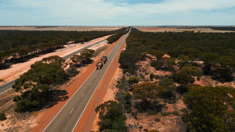 Road-Train-Fährt-Auf-Einer-Autobahn-Im-Australischen-Outback-In-Westaustralien