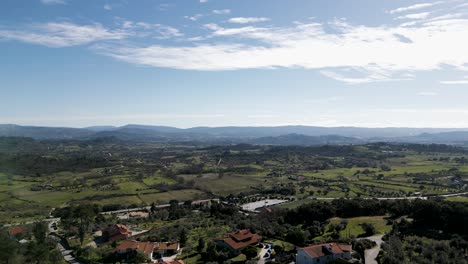 Landschaftspanorama-Von-Belmonte,-Weißes-Schloss,-Portugal---Luftaufnahme