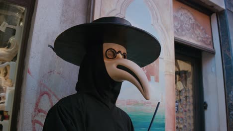 Plague-doctor-mask-at-Ca-'Macana,-Dorsoduro,-Venice-Italy