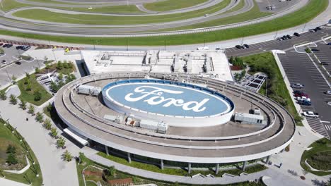 Ford-Experience-Center,-Dearborn,-Michigan,-Estados-Unidos,-Vista-Aérea-De-Drones