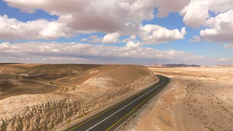 Leere-Wüstenautobahn-Bergstraße-Mit-Blau-Bewölktem-Himmel