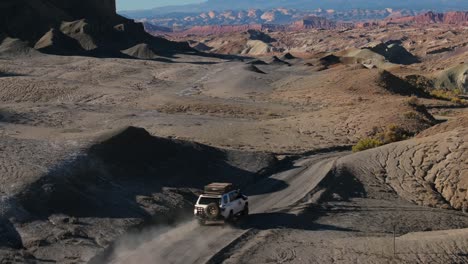 Geländewagenfahrt-Durch-Mondlandschaft,-Factory-Butte-In-Utah,-USA