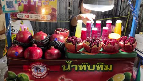 Frau-Saft-Straßenhändler-Südostasien-Bereitet-Frischen-Granatapfel-Thailand