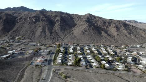 Neighborhood-in-Boulder-City,-Nevada-with-drone-video-moving-forward