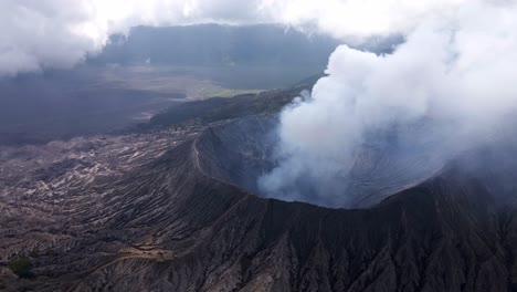 Cono-De-Ceniza-Volcánica-Activa-En-La-Isla-Indonesia-De-Java,-Monte-Bromo-Rápidamente-Eruptivo-Explosivo-Leve-A-Moderado