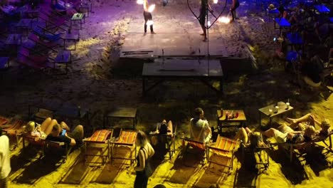 Thailändische-Strandbar-Unterhält-Touristen-Beim-Trinken-Am-Strand-Mit-Feuershow