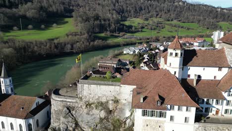 Aarburg-Aargau-Schweiz-Schloss-Mit-Dorf-Und-Fluss-Unter-Rotierenden-Ansicht