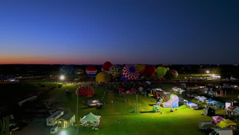 Vista-Aérea-De-Una-Línea-De-Globos-Aerostáticos-Que-Brillan-En-Una-Tarde-De-Verano