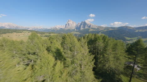 El-Dron-FPV-Vuela-Muy-Cerca-De-Las-Copas-De-Los-árboles-Y-Revela-Montañas-De-Dolomitas-En-El-Horizonte.