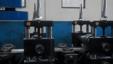 Das-Förderband-Der-Fabrik-Transportiert-Stahlbänder,-Die-Für-Die-Herstellung-Von-Hightech-Produkten-Unerlässlich-Sind