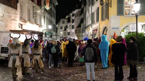 Menschen-Feiern-Karneval-Im-Freien-Nachts-Auf-Der-Straße-In-Einer-Schweizer-Stadt