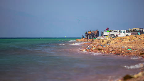 Lapso-De-Tiempo-De-ángulo-Bajo-De-Personas-A-Lo-Largo-De-La-Zona-Costera-De-Dahab-En-Egipto