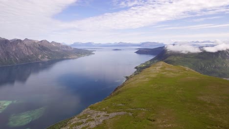 Luftaufnahme-Der-Berge-Und-Fjorde-In-Norwegen