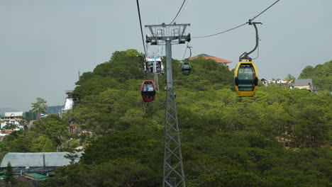 POV-Fahrt-Mit-Der-Seilbahn-In-Da-Lat,-Vietnam