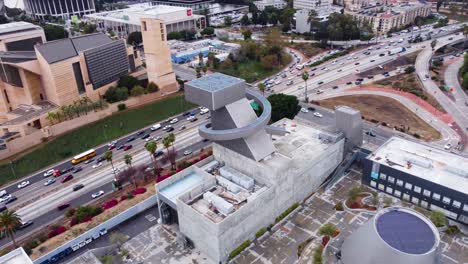 Drohnenaufnahme-Eines-Futuristischen-Kunstgebäudes-In-Der-Innenstadt-Von-Los-Angeles